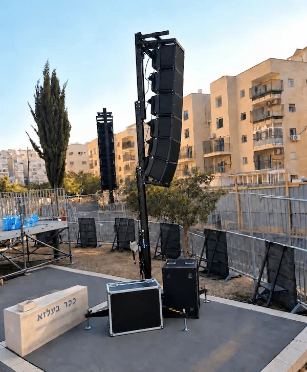 מערכת הגברה ליין אריי מקצועית בהתקנה לאירוע חוץ בירושלים