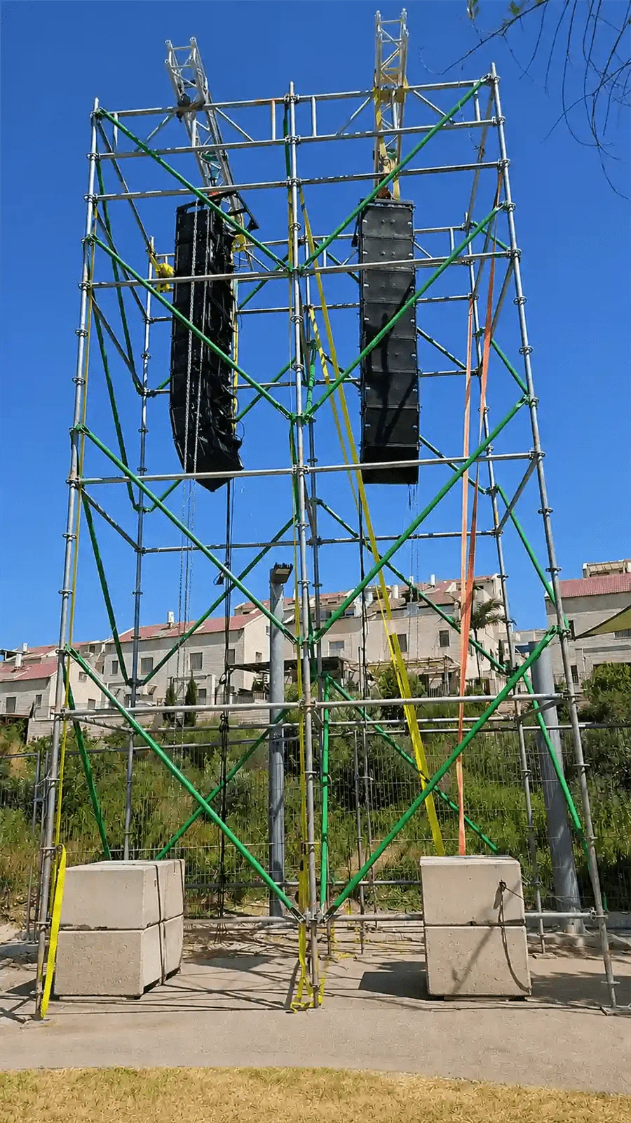 מגדל ליין אריי עם 8 רמקולים בכל צד, מערכת dBTechnologies T12 של קורל הפקות, פארק ירמות בית שמש