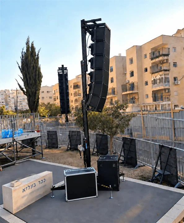 מערכת הגברה ליין אריי מקצועית בהתקנה לאירוע חוץ בירושלים