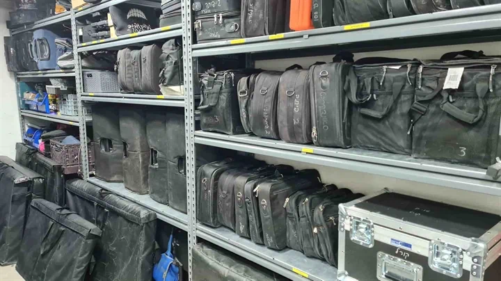 מחסן ציוד מקצועי להשכרת ציוד לאירועים – קורל הפקות