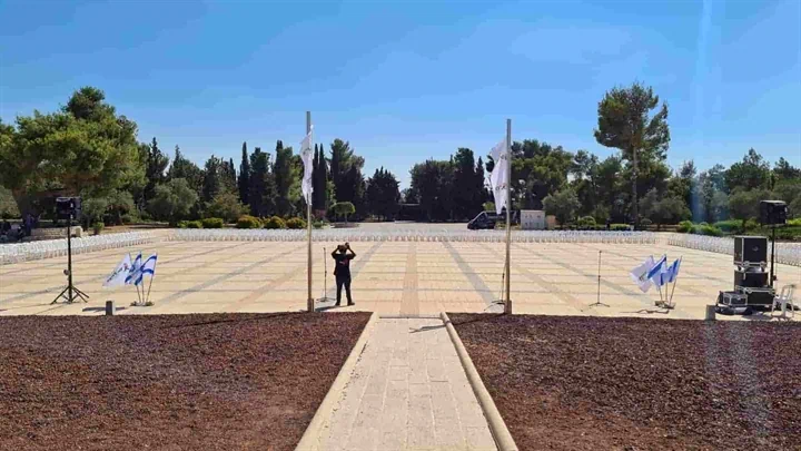 הגברה וכיסאות בטקס בהר הרצל